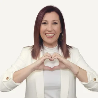 Elvira Martí haciendo un corazón con las manos