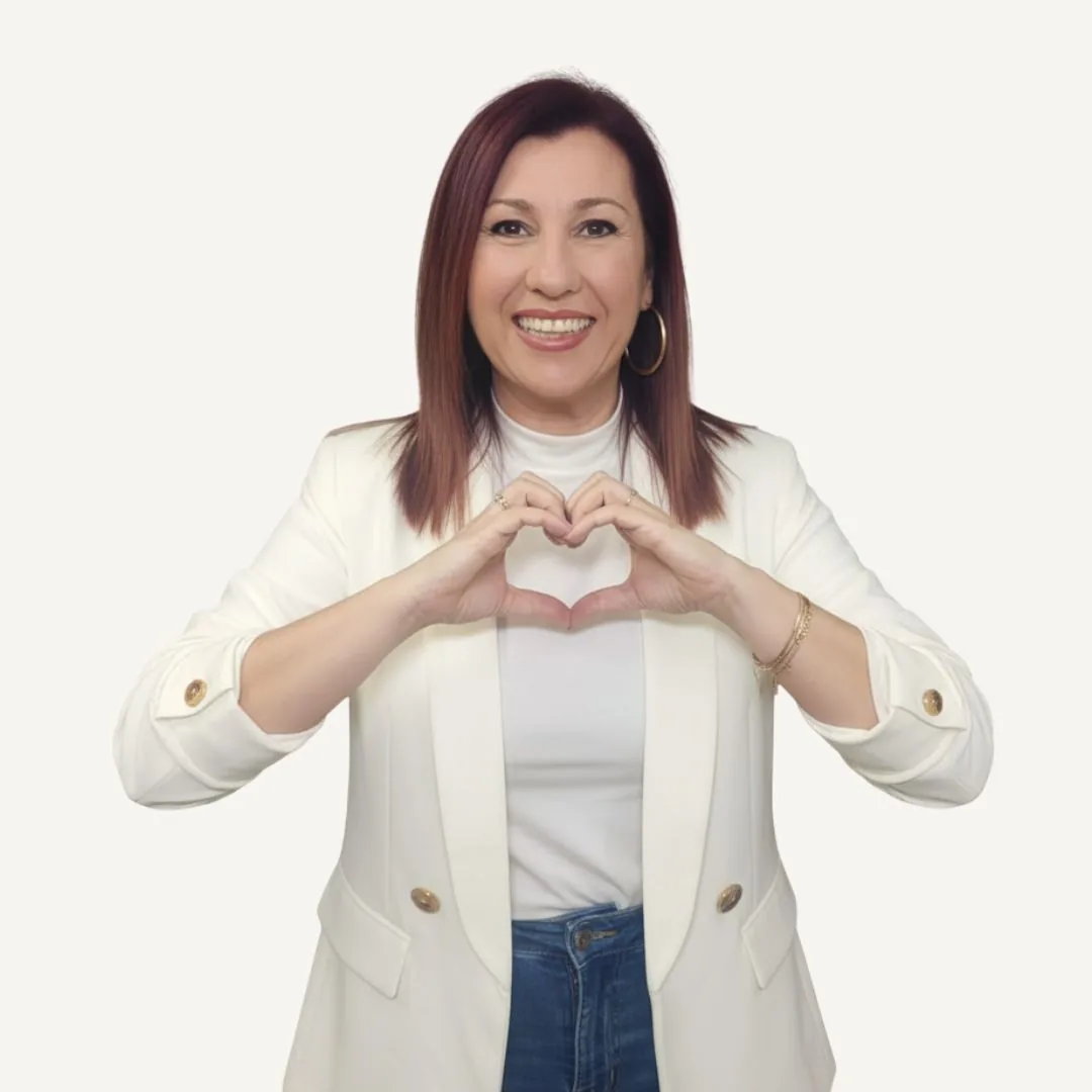 Elvira Martí formando un corazón con las manos